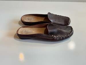 Clarks Artisan Collection Brown Textured Leather Moc Toe Mules Size 6M